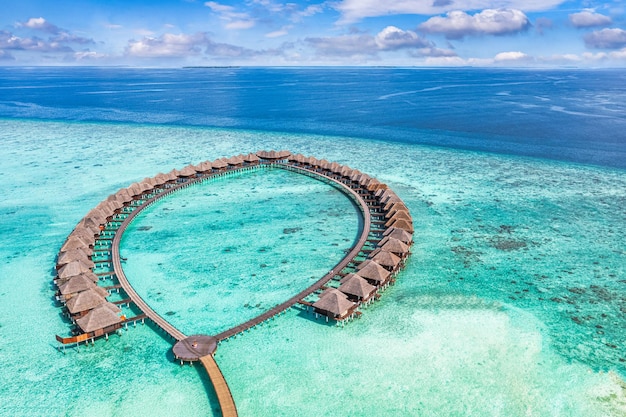 Prachtig panoramisch paradijs op de Malediven. Tropische luchtreizen breed landschap watervilla's lagunebaai