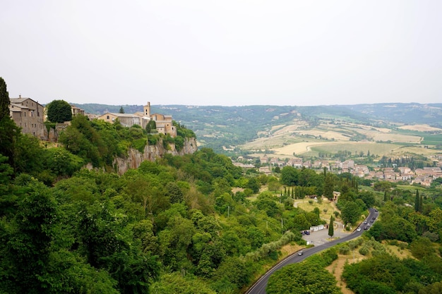 Prachtig panoramisch uitzicht op bosheuvels en valleien in de buurt van Orvieto, Umbrië, Italië