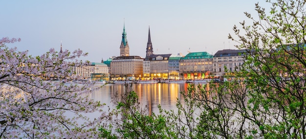 Prachtig panoramisch uitzicht op de rivier de Alster en het stadhuis Rathaus van Hamburg op de avond van de lente