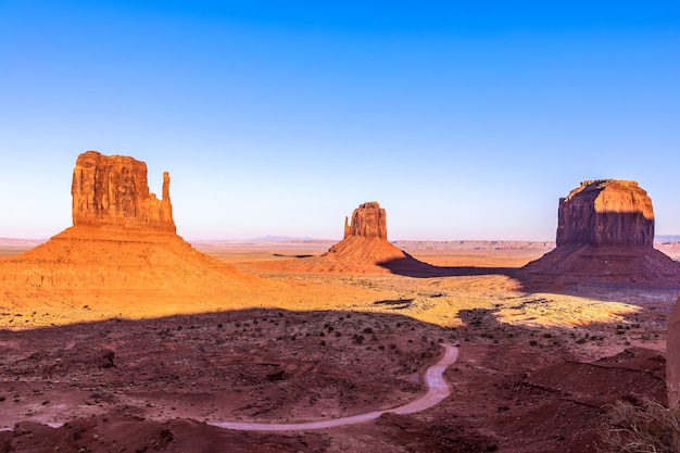 Prachtig panoramisch uitzicht op de zonsondergang over de beroemde Buttes van Monument Valley op de grens tussen Arizona en Utah, VS.