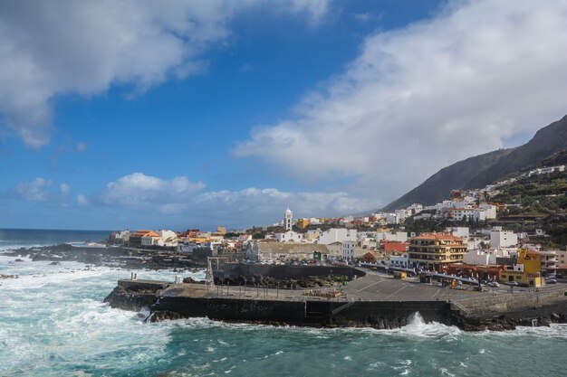 Prachtig panoramisch uitzicht op een gezellige stad Garachico, Tenerife, Canarische eilanden, Spanje