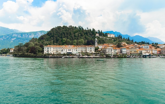 Prachtig panoramisch uitzicht op het dorp bellagio, comomeer, italië