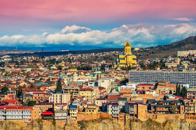 Prachtig panoramisch uitzicht op Tbilisi bij zonsondergang Georgië land