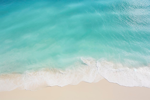 Prachtig paradijselijk strand met helderblauw water en zacht zandstrand