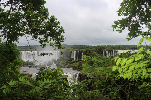 Prachtig park in Brazilië omgeven door bomen en vol met watervallen in een bewolkte dag