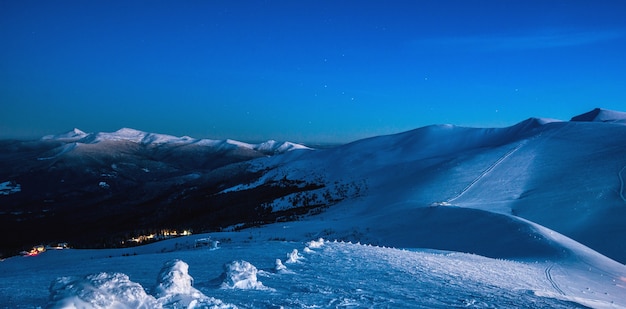 Prachtig prachtig uitzicht op de vallei van het skigebied