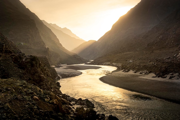 Prachtig rivierlandschap met hoge bergtoppen bij zonsopgang Pakistan