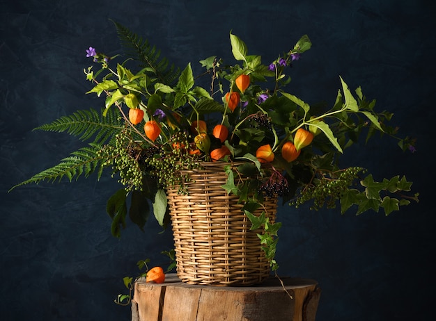 Prachtig rustiek boeket met bessen en bloemen