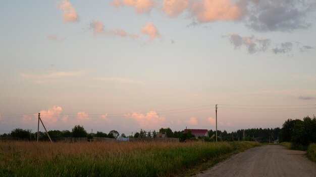 Prachtig rustiek zomerlandschap met weg Oude houten blokhutten Vologda-regio