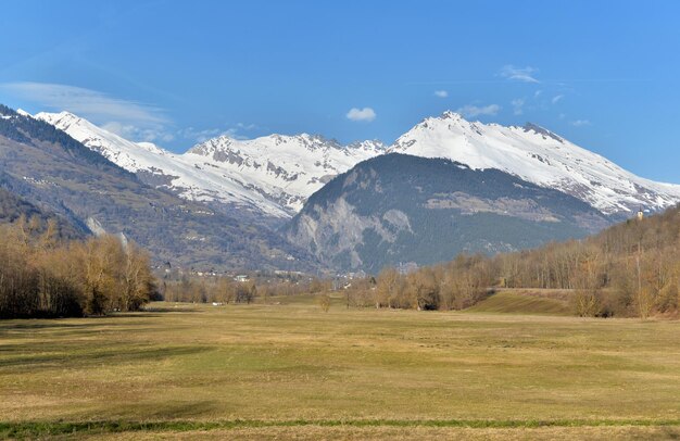 Prachtig schilderachtig landschap in de Alpen, besneeuwde bergen en grote weiden in Savoye, Europa.