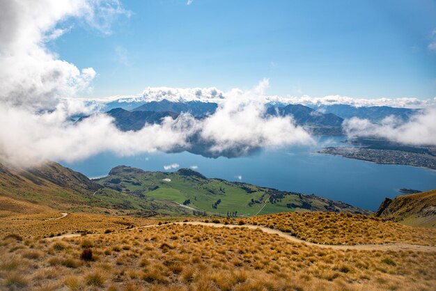 Prachtig schilderachtig uitzicht op de baaien van Lake Wanaka en de met sneeuw bedekte Zuidelijke Alpen vanaf de Roys Pea