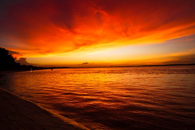 Prachtig schilderachtig uitzicht op zee tegen oranje lucht