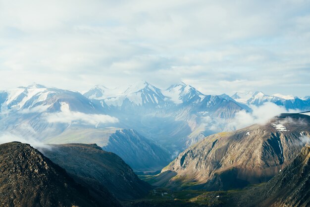 Prachtig sfeervol alpenlandschap met besneeuwde bergen