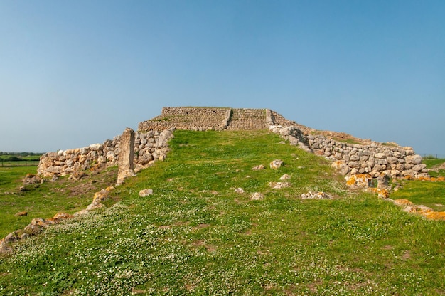 Prachtig shot van het prehistorische altaar monte d'accoddi in sassari, sardinië