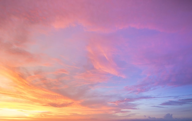 Prachtig shot van kleurrijke wolken tijdens de zonsondergang - perfect voor een dromerig natuurlijk concept