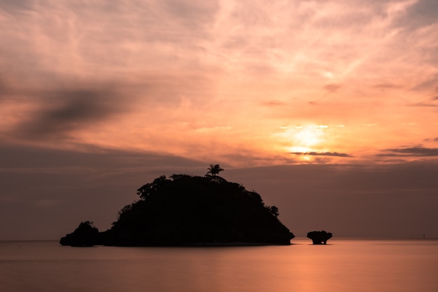 Prachtig silhouet van het eilandje bij zonsondergang bij lange blootstelling, ziet eruit als een walvis. Iriomote eiland.