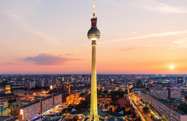 Prachtig skylinepanorama van Berlijn bij zonsondergang Duitsland