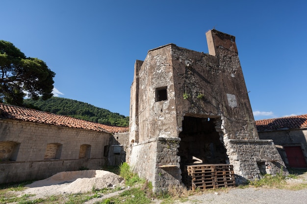 Prachtig stenen kasteel langs de weg naar de berg Lovcen, Montenegro