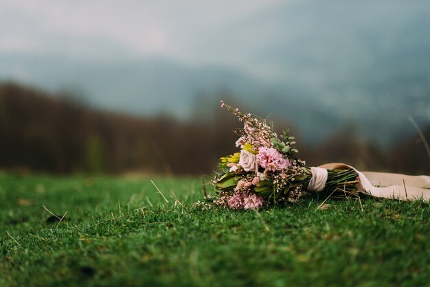 Prachtig stijlvol huwelijksboeket met roze paarse bloemen