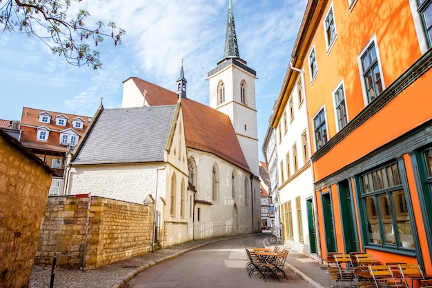 Prachtig straatbeeld met kleurrijke gebouwen en kerktoren in de oude stad Erfurt tijdens het ochtendlicht in Duitsland