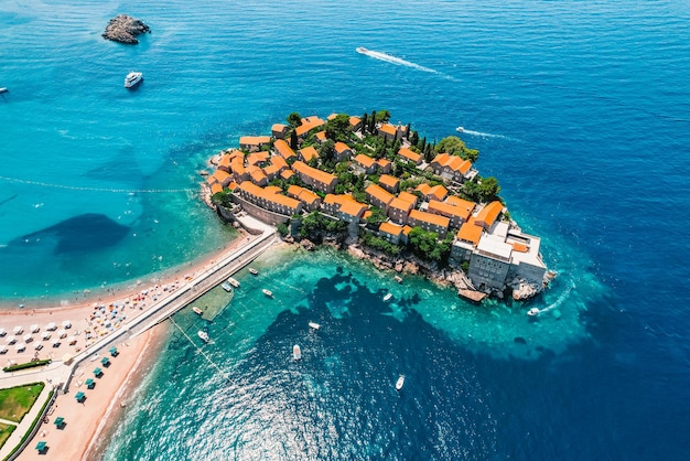 Foto prachtig strand en het eiland sveti stefan bij budva montenegro luxe resort aan de adriatische zee