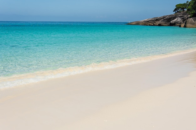 Prachtig strand en zee Koh Miang eiland No4 in Mu Ko Similan National Park Phang Nga Thailand