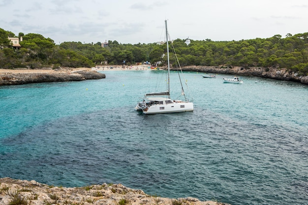 Prachtig strand landschap exotisch tropisch eiland natuur blauw zeewater oceaan golven in Mallorca