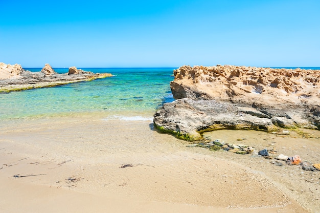 Prachtig strand met helder turquoise water en rotsen. Kreta, Griekenland.