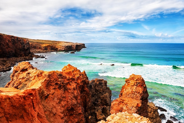 Prachtig strand met rotsen en turquoise water. Kust van de Atlantische Oceaan in Algarve, Portugal