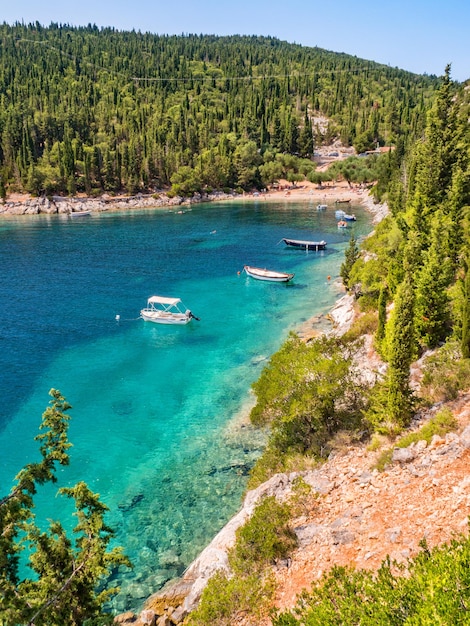 Prachtig strand met turquoise water op het eiland kefalonia in de ionische zee in griekenland