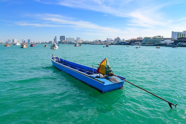 Prachtig strand met vissersboot bij Pattaya Bay Thailand