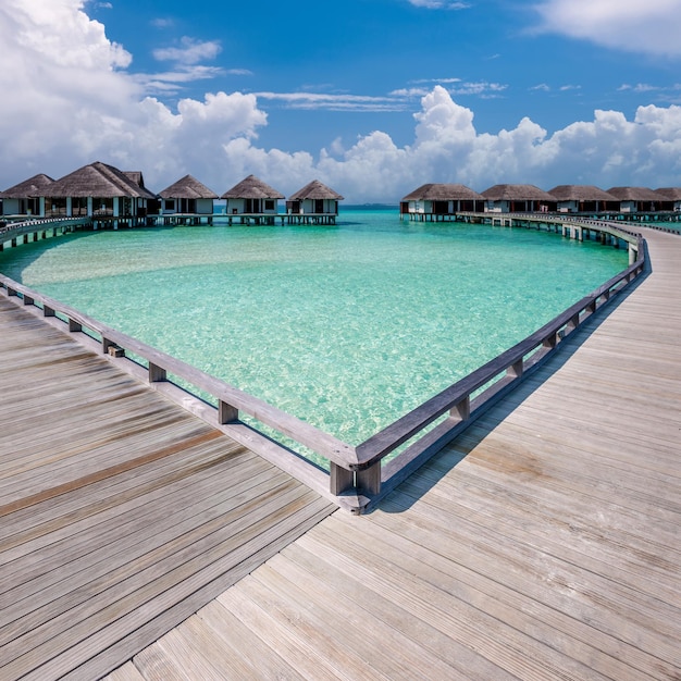 Prachtig strand met waterbungalows