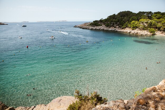 Prachtig strand met zeer schoon en azuurblauw water aan de Middellandse Zee op het eiland Ibiza