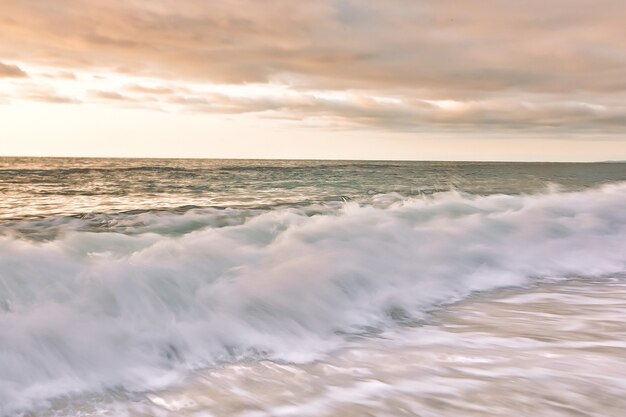 Prachtig strand na zonsondergang. zee en zonsopgang