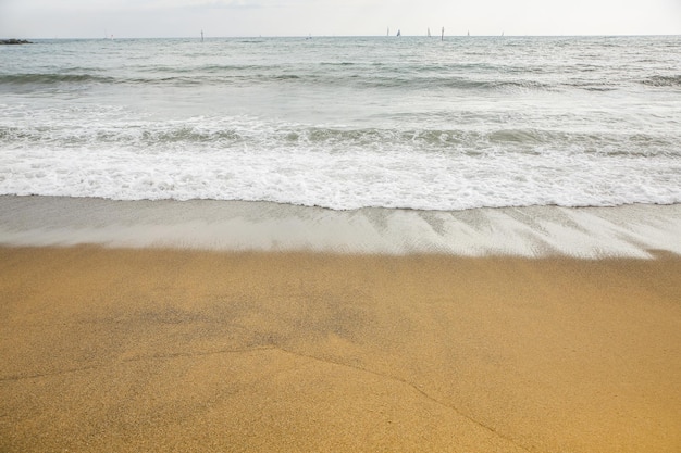 Prachtig strand zomerzand en zon vakantieconcept reis- en vakantiefoto barceloneta in de stad