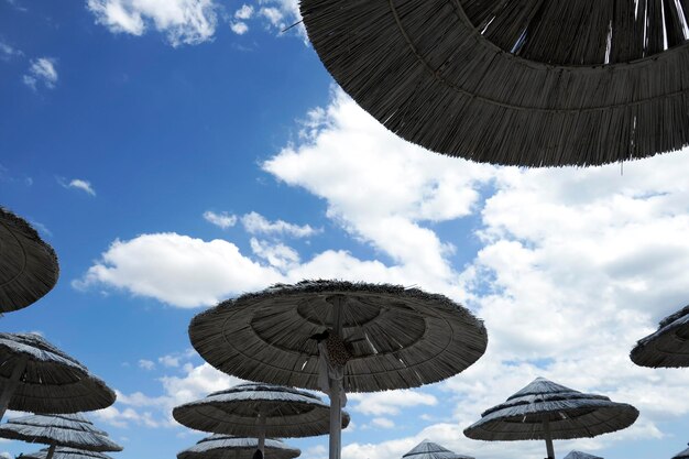 Prachtig strandresort met witte stroparasols op een blauwe lucht en witte wolken Strandleven en levensstijlconcept Torre Lapillo Salento Apulië Italië