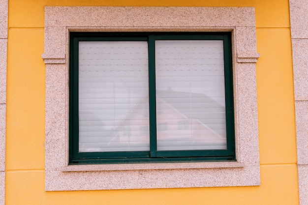 Prachtig traditioneel raam van een klein Spaans dorp