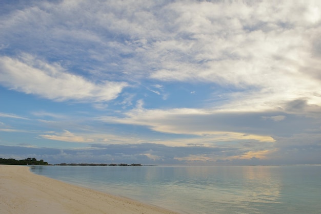 prachtig tropisch strand achtergrond landschap natuur zonsondergang