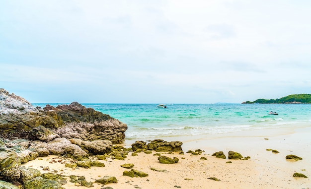 Prachtig tropisch strand bij koh larn in pattaya