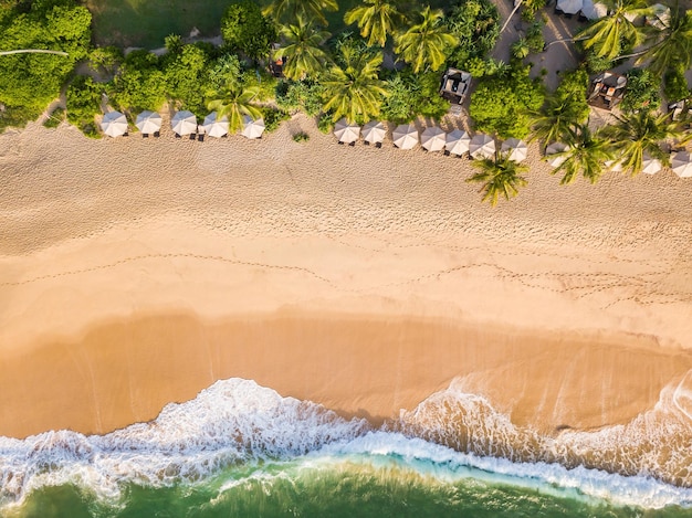 Prachtig tropisch strand bij zonsondergang Zeevakantie Luchtfoto