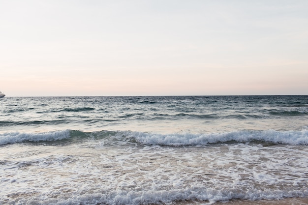 Prachtig tropisch strand en water uitzicht met blauwe zee of oceaan met golven op Phuket