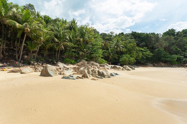 Prachtig tropisch strand met stenen Thailand Natuur achtergrond