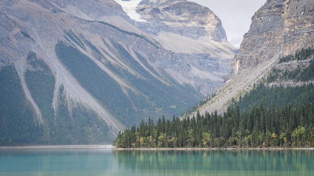 Prachtig turkoois bergmeer omgeven door de bergen detailfoto Mount Robson PP Canada