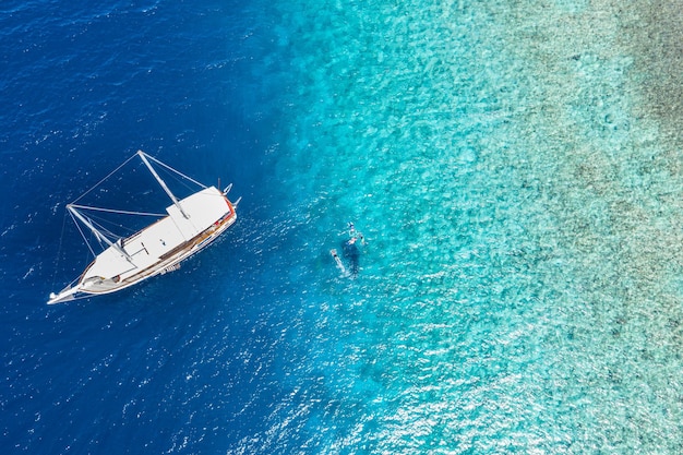 Prachtig turquoise oceaanwater en uitzicht op de boot vanuit de lucht drone zeegezicht Tropisch geweldig zeerif