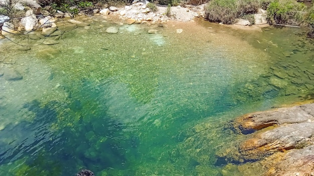 Foto prachtig turquoise waterval zwembad in serra da canastra minas gerais brazilië