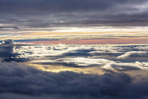 Prachtig uitzicht boven wolken vanuit het vliegtuig