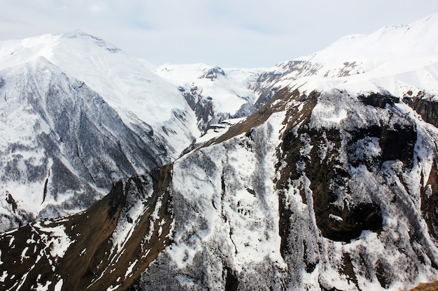 Prachtig uitzicht en berglandschap in Georgië. Kleurrijke plaatsen