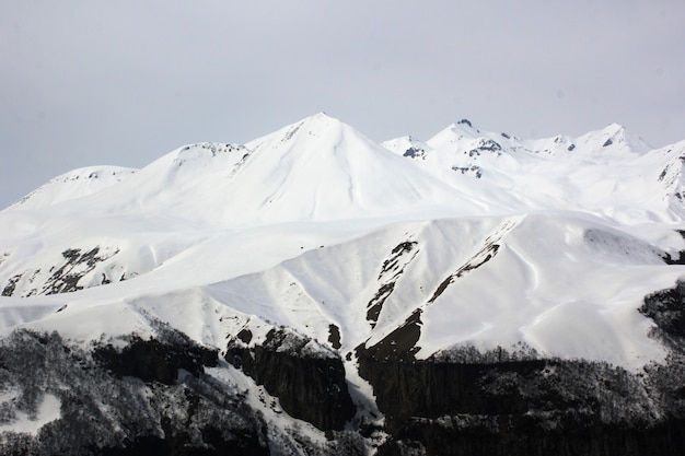 Prachtig uitzicht en berglandschap in Georgië. Kleurrijke plaatsen