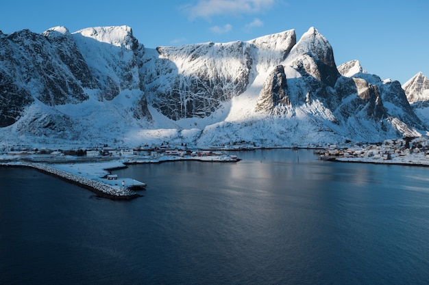 Prachtig uitzicht. gids voor Reine op de Noorse Lofoten-eilanden. Noorwegen