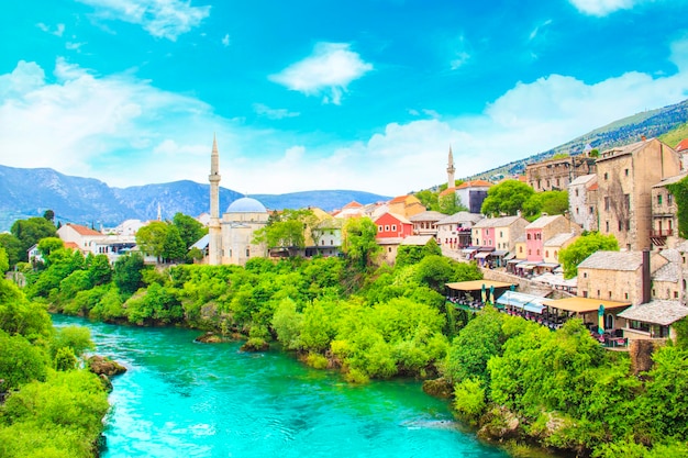 Prachtig uitzicht in Mostar aan de rivier de Neretva, Bosnië en Herzegovina, op een zonnige dag